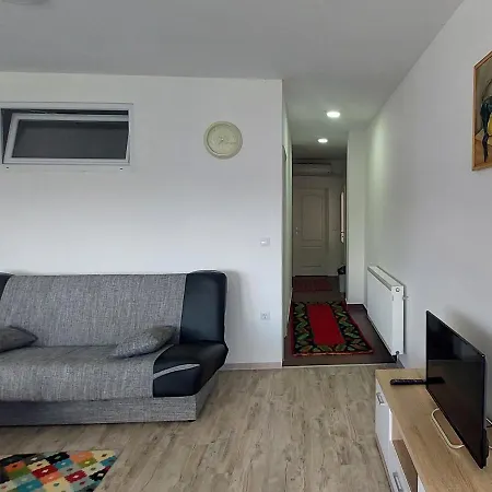 Window Apartment *