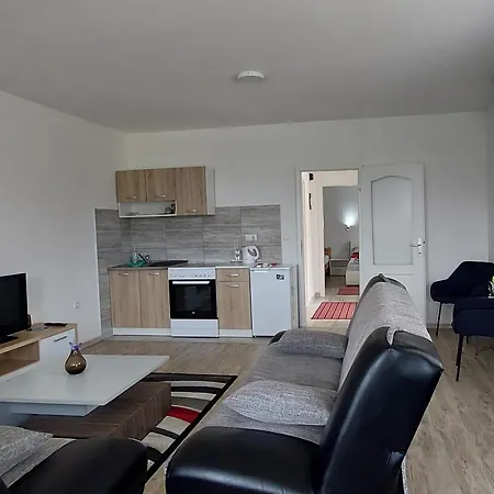 Window Apartment *
